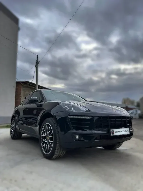 Капот Porsche Macan после правки вмятины
