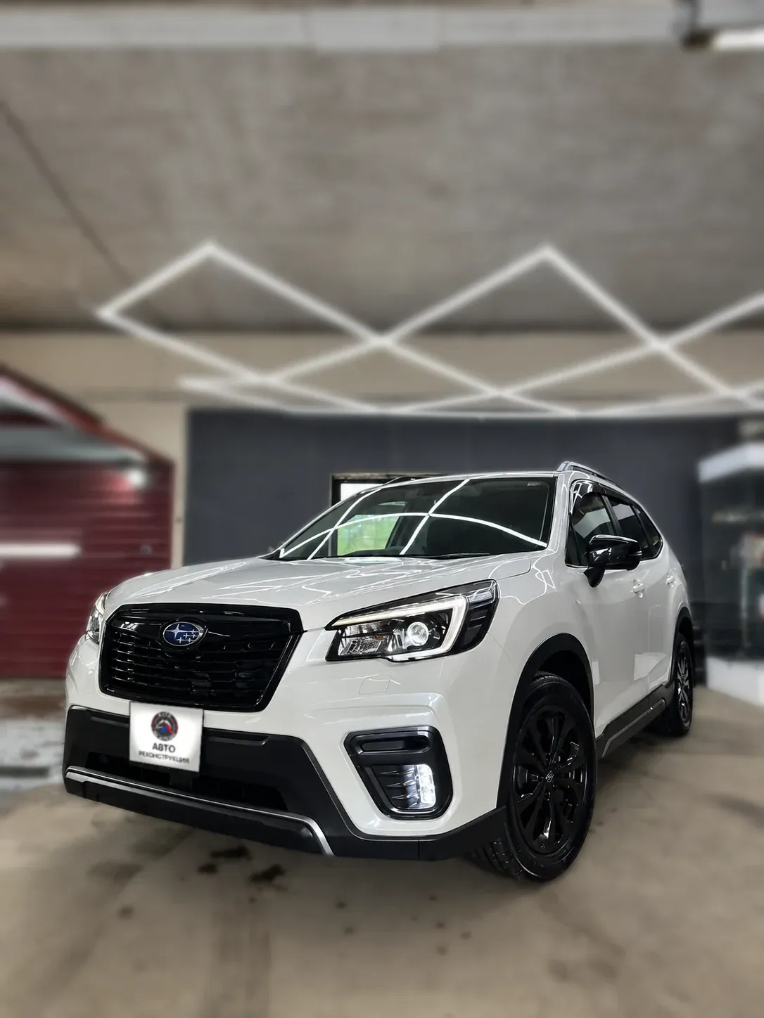 Белый Subaru Forester после оклейки бронеплёнкой