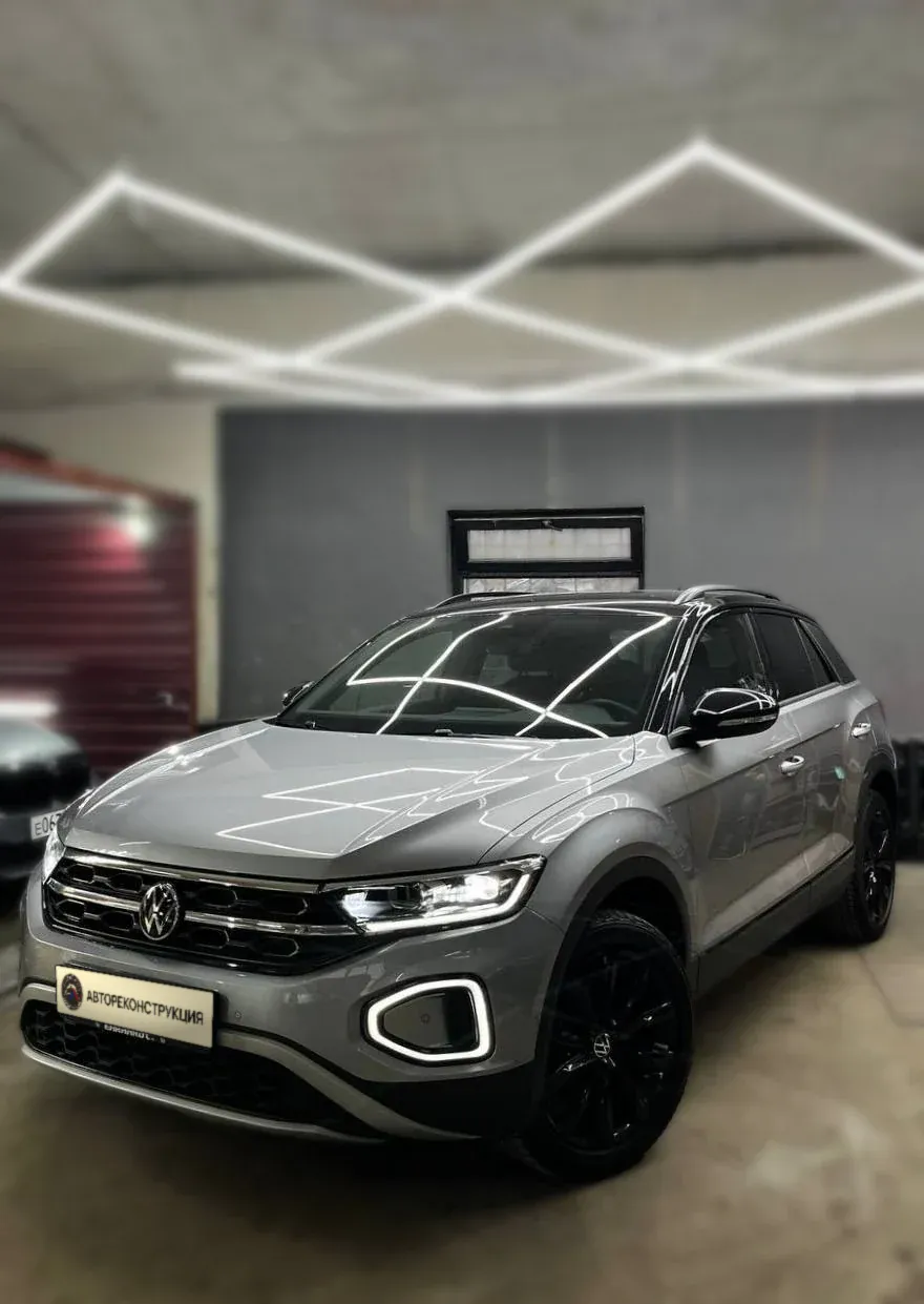 Volkswagen под световой рамой бокса